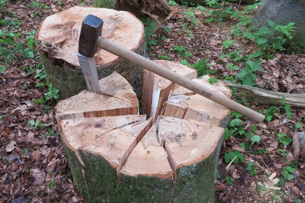 splitting a log with a splitting wedge