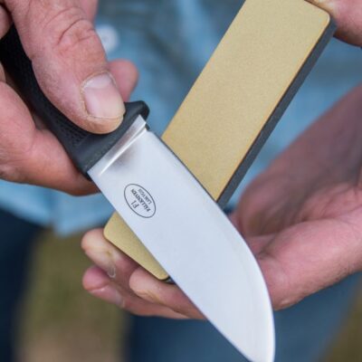 Sharpening an edge with a Fallkniven DC4
