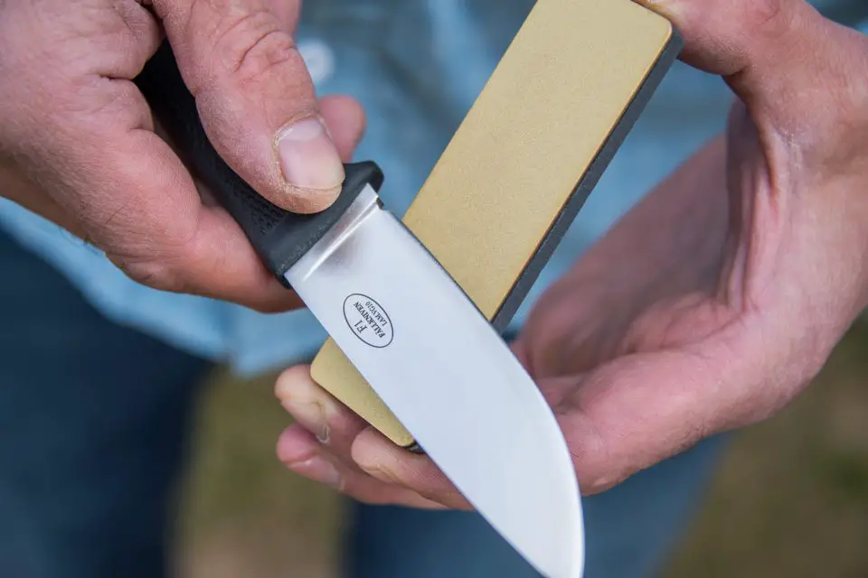 Sharpening an edge with a Fallkniven DC4