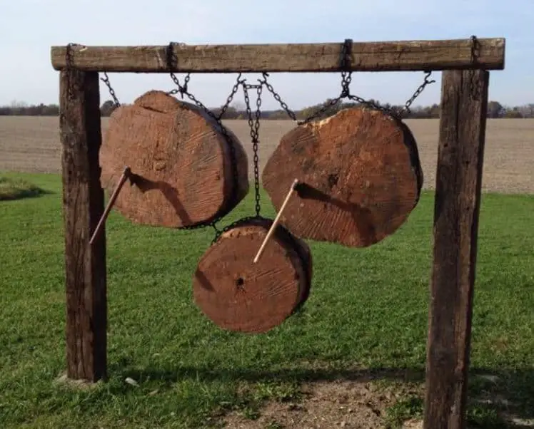 Hanging axe throwing target
