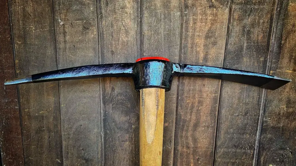 Mattock vs Pickaxe: Different Adze Compared 2 Mattock vs Pickaxe: Different Adze Compared