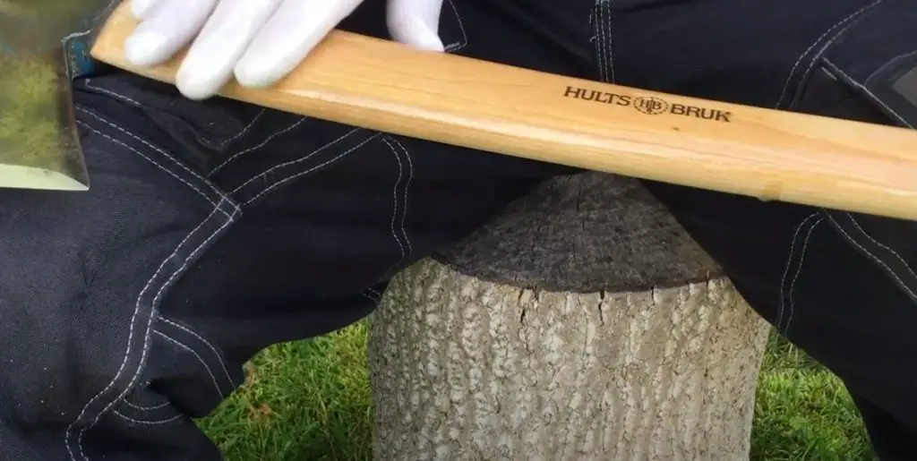 Applying Boiled Linseed Oil to a Hults Bruk Axe Handle