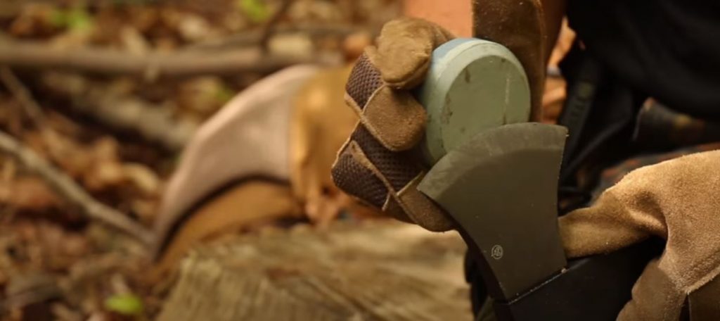 How to sharpen an axe with a whetstone