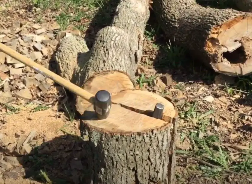 How to split wood with a wedge
