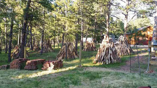 Amish style firewood stack, source: mother earth news