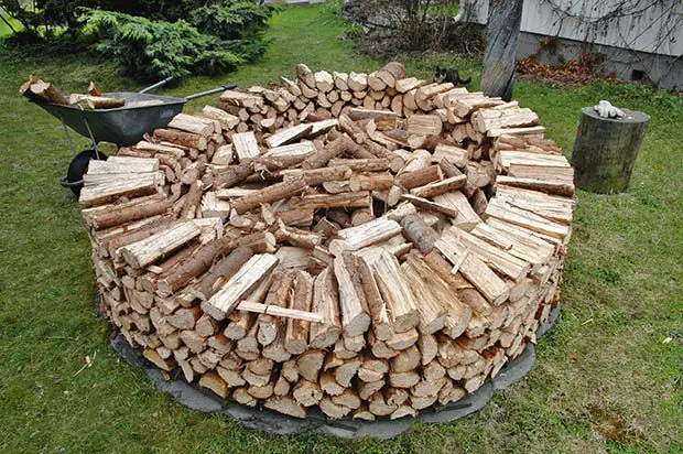 4 Ways to Stack Firewood to Season Faster 3 An example of a Norwegian round firewood stack, source: thisnzlife.co.uk