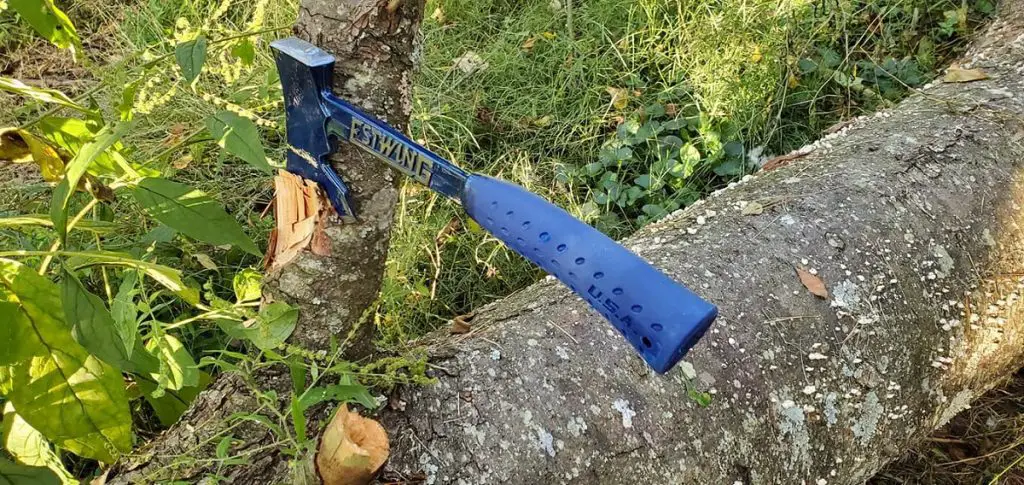 13 Best Bushcraft Axes and Hatchets + Buying Guide