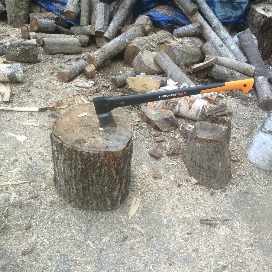 Chopping wood with a Fiskars X25 during testing