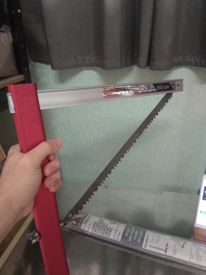 5 Best Folding Saws for Camping + Buying Guide 18 Holding with the Sven folding saw